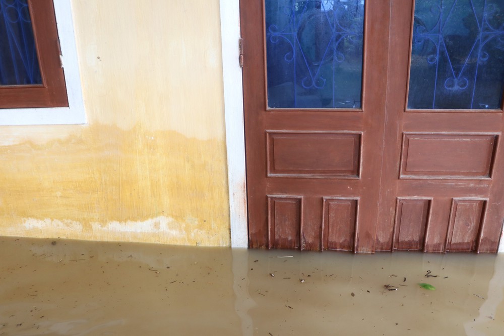 Quảng Ngãi: Mưa lũ gây ngập, chia cắt nhiều nơi - Ảnh 8. Quảng Ngãi: Mưa lũ gây ngập, chia cắt nhiều nơi - Ảnh 8.