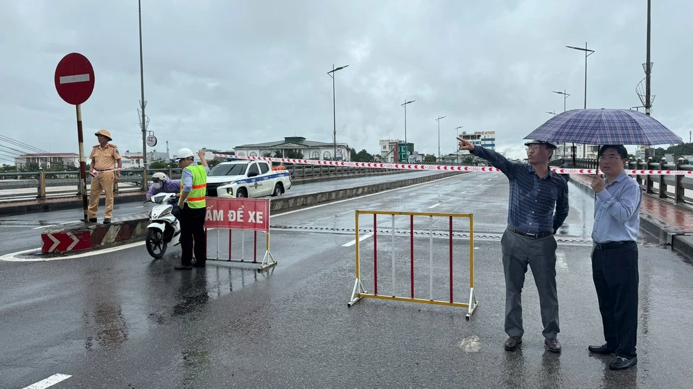 Quảng Ngãi: Nước lũ chạm dầm cầu Châu Ổ trên Quốc lộ 1, phân luồng giao thông lên cao tốc Bắc - Nam - Ảnh 1. Quảng Ngãi: Nước lũ chạm dầm cầu Châu Ổ trên Quốc lộ 1, phân luồng giao thông lên cao tốc Bắc - Nam - Ảnh 1.