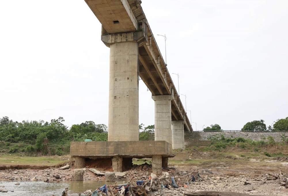 Sự cố hỏng trụ T3 cầu Sông Lô, Phú Thọ cấm toàn bộ người và phương tiện qua lại - Ảnh 3. Sự cố hỏng trụ T3 cầu Sông Lô, Phú Thọ cấm toàn bộ người và phương tiện qua lại - Ảnh 3.