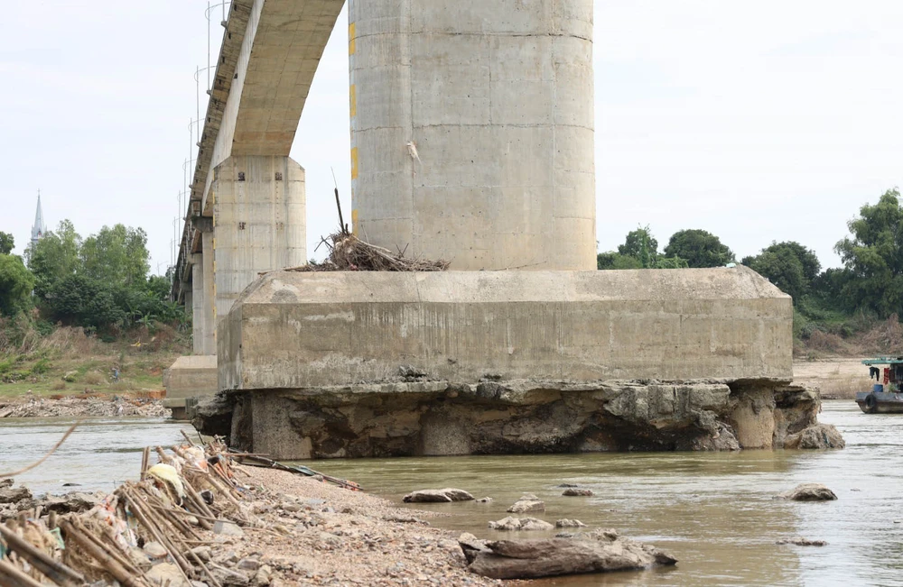 Sự cố hỏng trụ T3 cầu Sông Lô, Phú Thọ cấm toàn bộ người và phương tiện qua lại - Ảnh 4. Sự cố hỏng trụ T3 cầu Sông Lô, Phú Thọ cấm toàn bộ người và phương tiện qua lại - Ảnh 4.