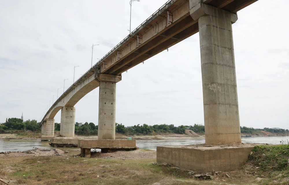 Sự cố hỏng trụ T3 cầu Sông Lô, Phú Thọ cấm toàn bộ người và phương tiện qua lại - Ảnh 2. Sự cố hỏng trụ T3 cầu Sông Lô, Phú Thọ cấm toàn bộ người và phương tiện qua lại - Ảnh 2.