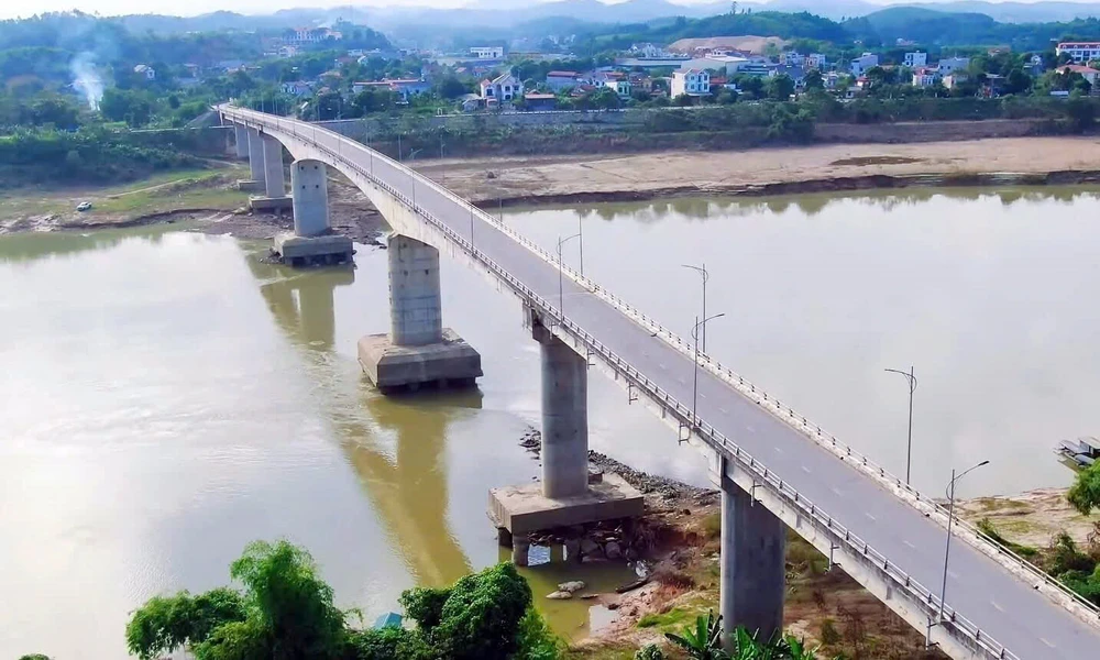 Sự cố hỏng trụ T3 cầu Sông Lô, Phú Thọ cấm toàn bộ người và phương tiện qua lại - Ảnh 1. Sự cố hỏng trụ T3 cầu Sông Lô, Phú Thọ cấm toàn bộ người và phương tiện qua lại - Ảnh 1.