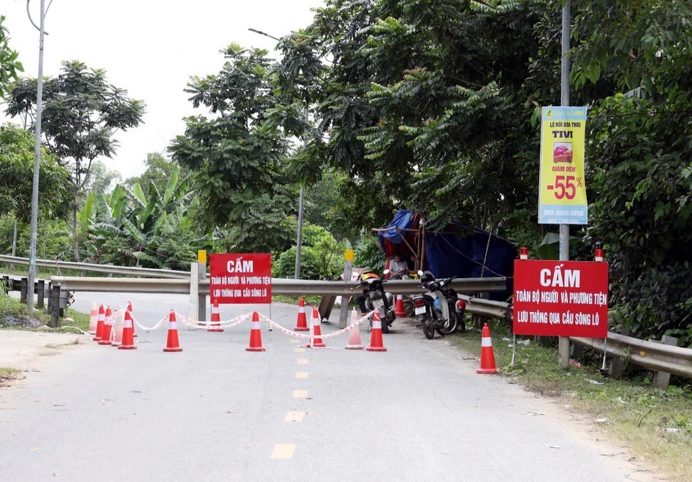 Sự cố hỏng trụ T3 cầu Sông Lô, Phú Thọ cấm toàn bộ người và phương tiện qua lại - Ảnh 8. Sự cố hỏng trụ T3 cầu Sông Lô, Phú Thọ cấm toàn bộ người và phương tiện qua lại - Ảnh 8.