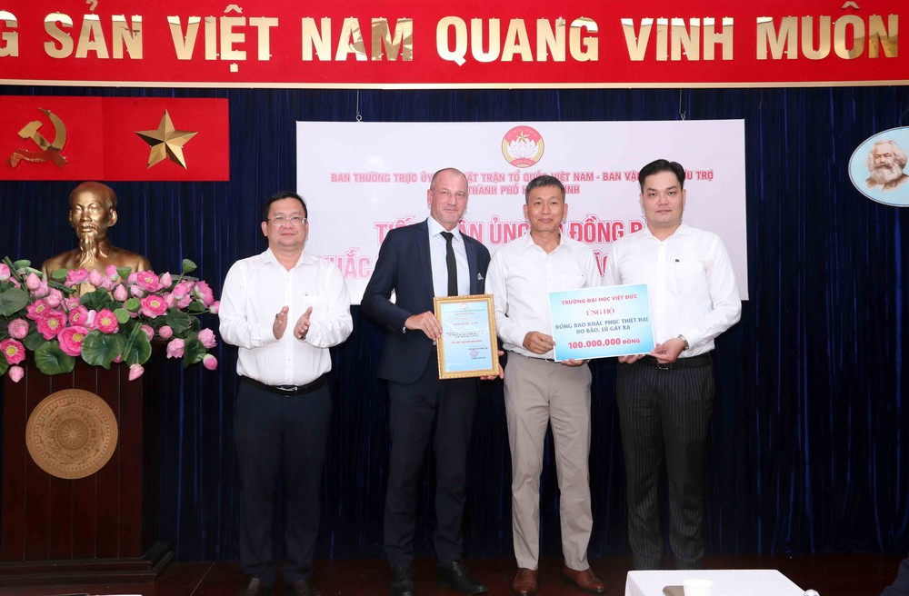 Thành phố Hồ Chí Minh tiếp nhận hơn 180 tỷ đồng ủng hộ đồng bào bị thiệt hại bởi thiên tai - Ảnh 2. Thành phố Hồ Chí Minh tiếp nhận hơn 180 tỷ đồng ủng hộ đồng bào bị thiệt hại bởi thiên tai - Ảnh 2.