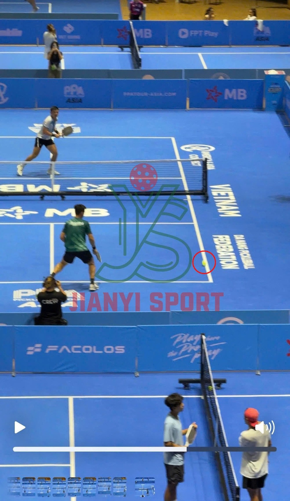 Tranh cãi nảy lửa trong trận bán kết giải pickleball châu Á, Lý Hoàng Nam lăn ra sàn phản ứng với trọng tài - Ảnh 1.