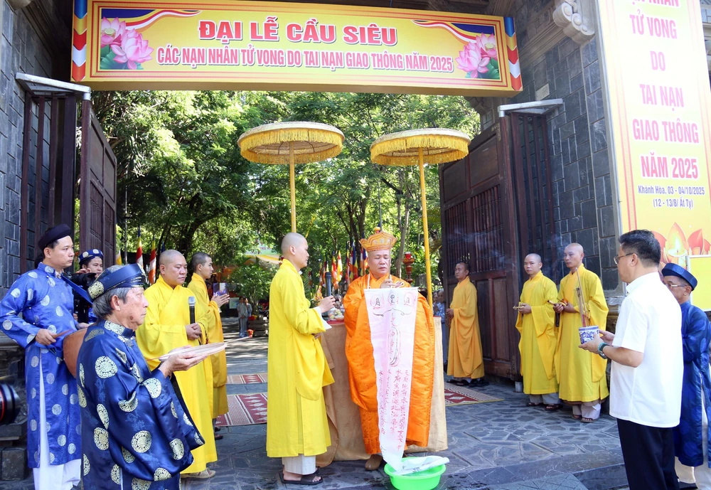 Đại lễ cầu siêu các nạn nhân tử vong do tai nạn giao thông: Tưởng nhớ người đi – Vì người ở lại - Ảnh 2.