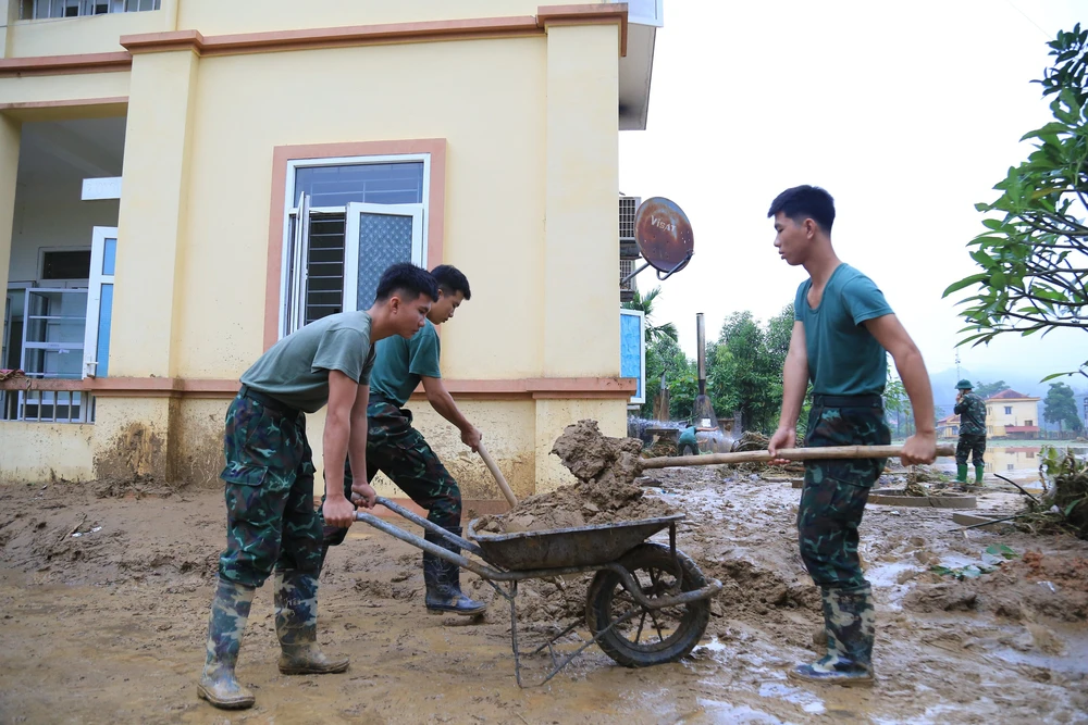 Quân đội huy động tối đa lực lượng, phương tiện hỗ trợ nhân dân khắc phục hậu quả bão số 10 - Ảnh 2.