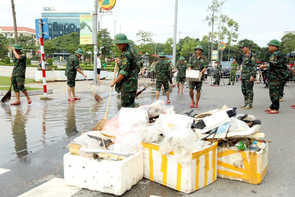 Quân đội huy động tối đa lực lượng, phương tiện hỗ trợ nhân dân khắc phục hậu quả bão số 10 - Ảnh 3.