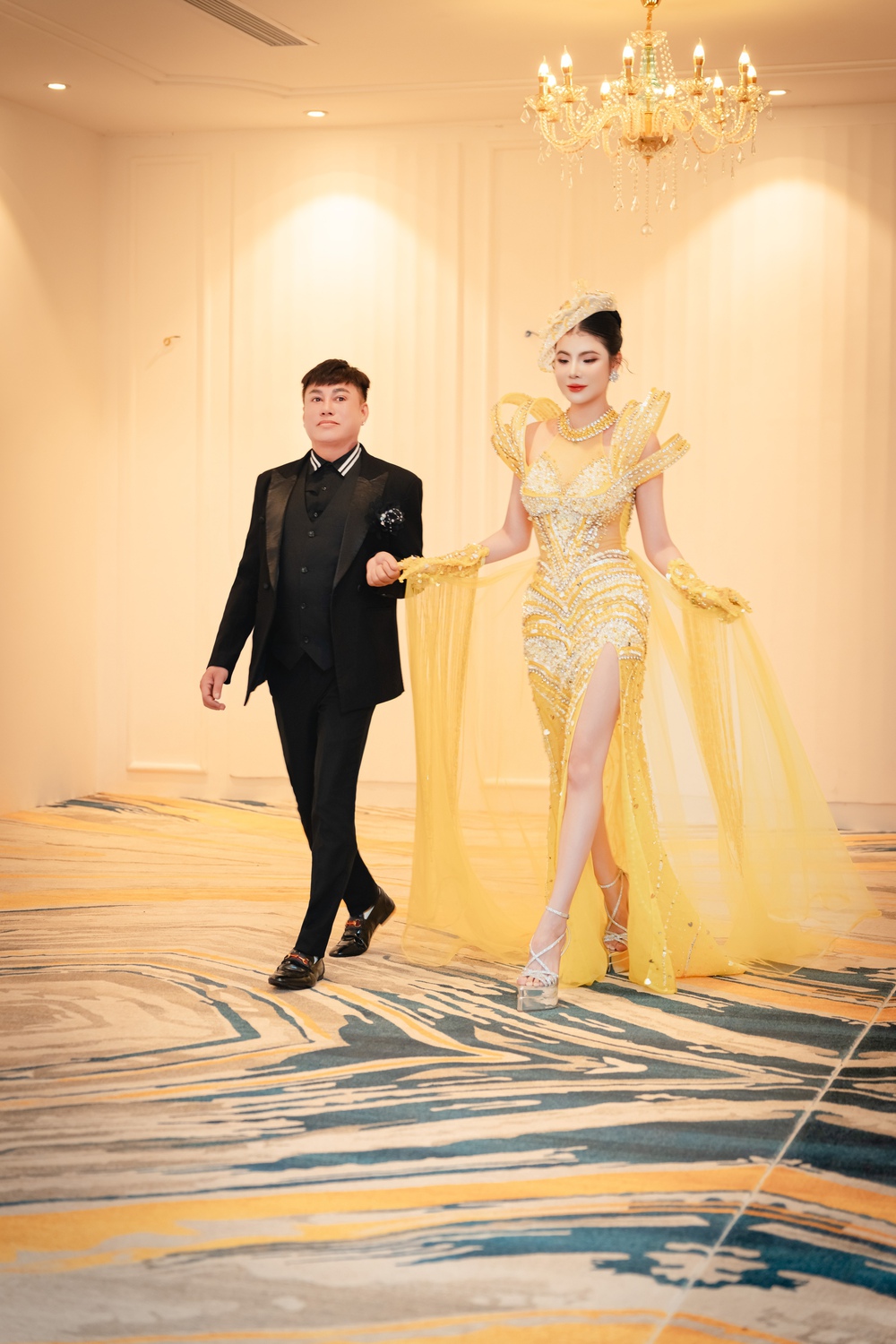 Á hậu Kim Khoẻ diện hai thiết kế đặc biệt của NTK Tommy Nguyễn - Ảnh 1.