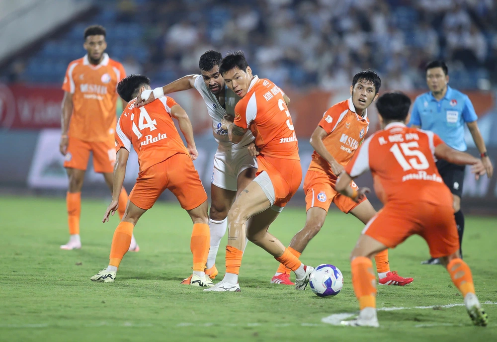 Người quan sát: "Những người khốn khổ" - Ảnh 1. Người quan sát: "Những người khốn khổ" - Ảnh 1.