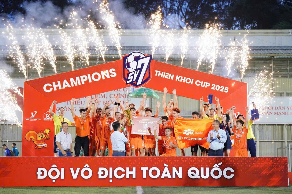 FPT Polytechnic Hà Nội đăng quang ngôi vô địch Giải bóng Thiên Khôi Group 2025 - Ảnh 1. FPT Polytechnic Hà Nội đăng quang ngôi vô địch Giải bóng Thiên Khôi Group 2025 - Ảnh 1.