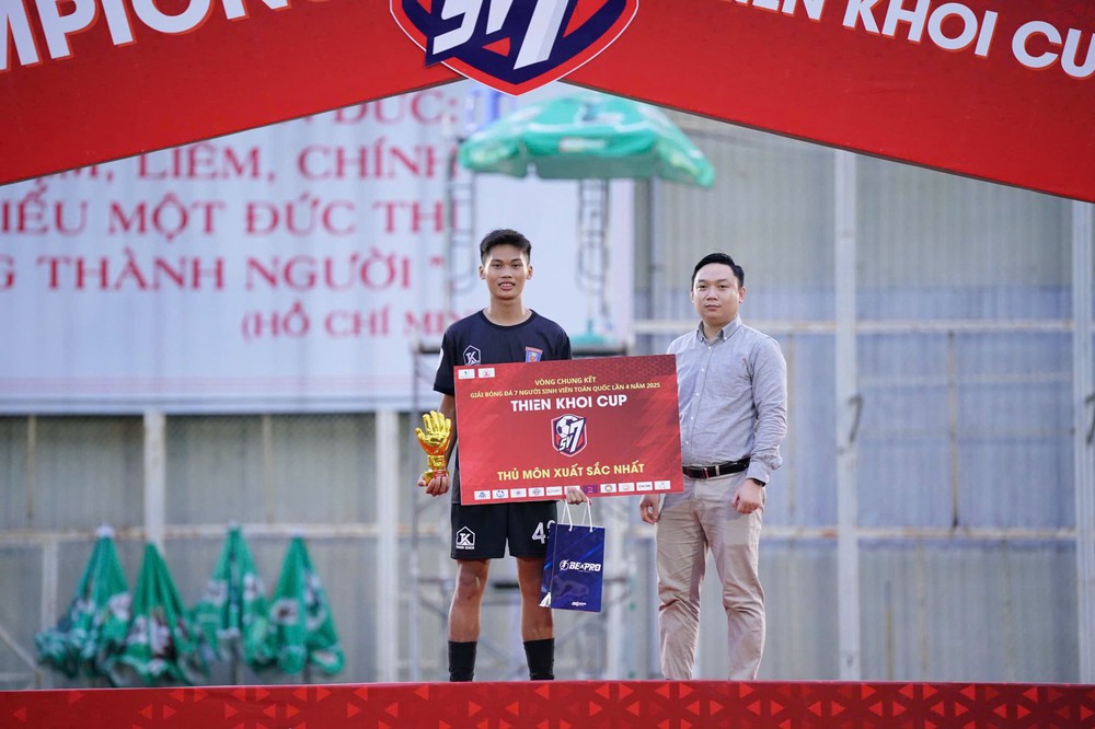 FPT Polytechnic Hà Nội đăng quang ngôi vô địch Giải bóng Thiên Khôi Group 2025 - Ảnh 3. FPT Polytechnic Hà Nội đăng quang ngôi vô địch Giải bóng Thiên Khôi Group 2025 - Ảnh 3.