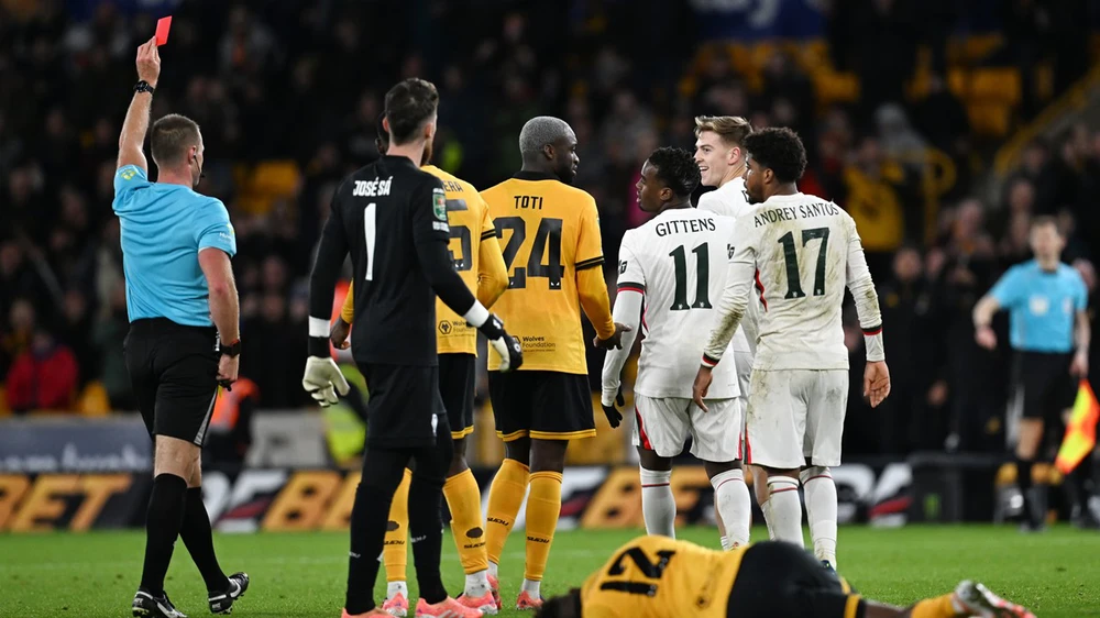 HLV Chelsea bực tức vì tấm thẻ đỏ thứ sáu trong chín trận gần nhất - Ảnh 2.