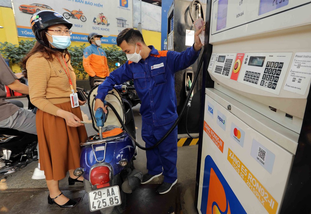 Giá xăng, dầu đồng loạt tăng trong phiên điều hành chiều 30/10 - Ảnh 1. Giá xăng, dầu đồng loạt tăng trong phiên điều hành chiều 30/10 - Ảnh 1.