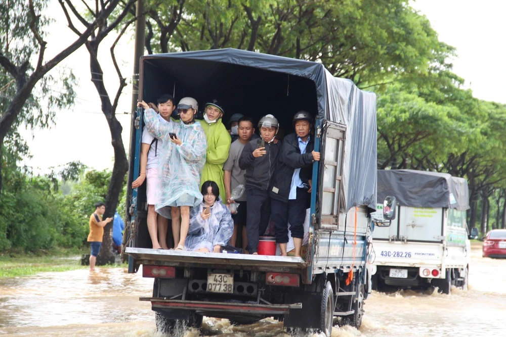 Phân bổ hơn 20 tỷ đồng cho 4 địa phương bị ảnh hưởng do bão số 12 - Ảnh 1. Phân bổ hơn 20 tỷ đồng cho 4 địa phương bị ảnh hưởng do bão số 12 - Ảnh 1.