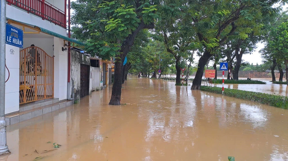 Lũ trên các sông ở Huế xuống dần - Ảnh 6.