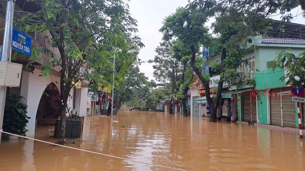 Lũ trên các sông ở Huế xuống dần - Ảnh 4.