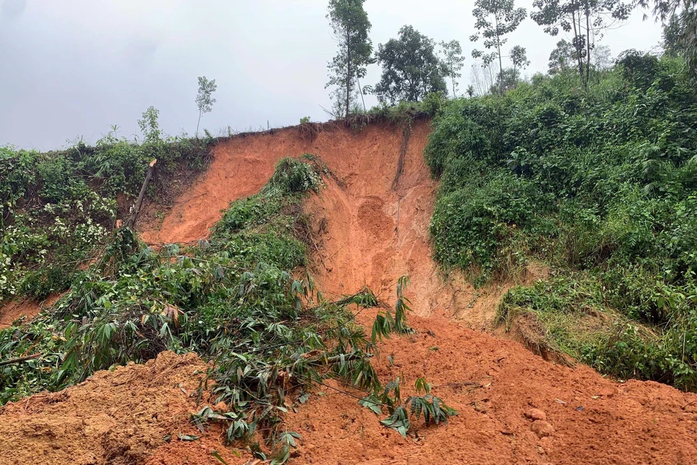 Quảng Trị công bố tình huống khẩn cấp về thiên tai đối với hiện tượng sạt lở - Ảnh 1. Quảng Trị công bố tình huống khẩn cấp về thiên tai đối với hiện tượng sạt lở - Ảnh 1.