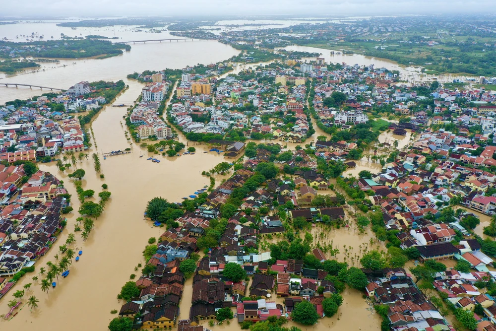 “Nước dâng, người không lùi” - Hội An kiên cường trong mưa lũ - Ảnh 9. “Nước dâng, người không lùi” - Hội An kiên cường trong mưa lũ - Ảnh 9.