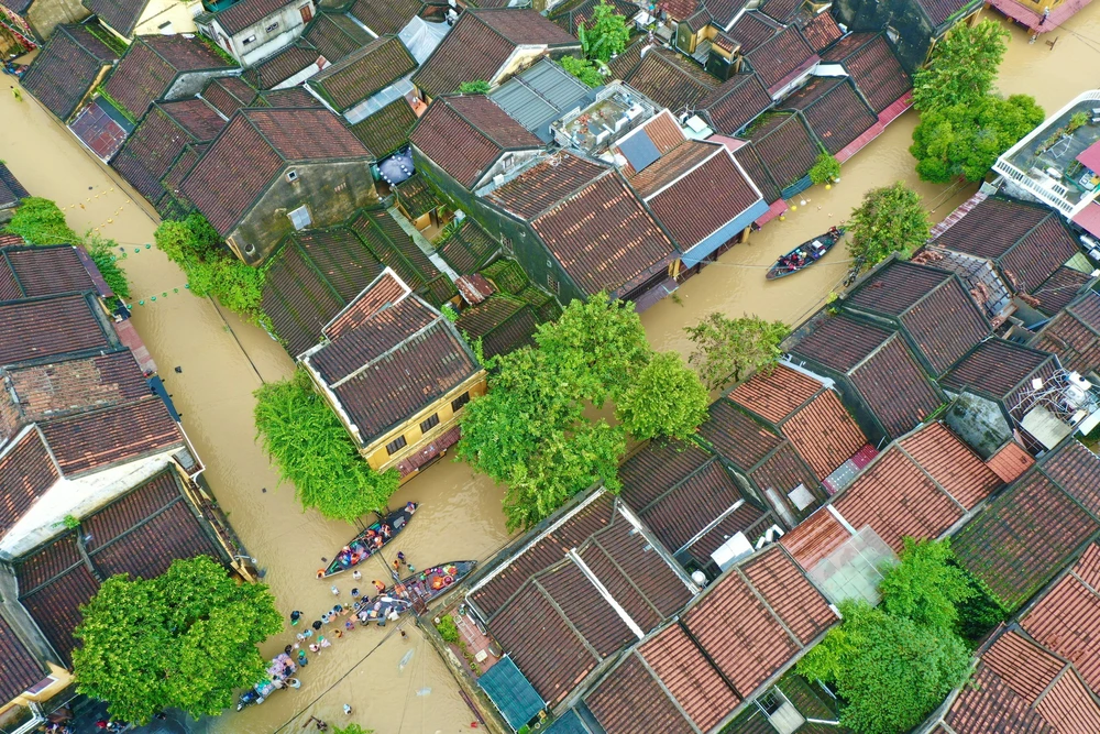 “Nước dâng, người không lùi” - Hội An kiên cường trong mưa lũ - Ảnh 8. “Nước dâng, người không lùi” - Hội An kiên cường trong mưa lũ - Ảnh 8.