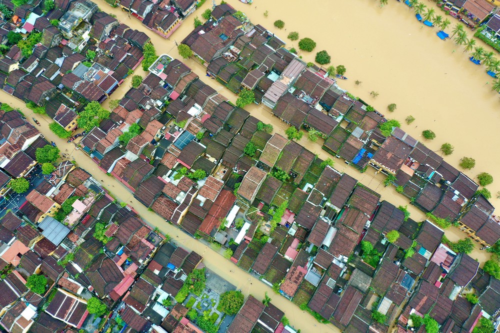 “Nước dâng, người không lùi” - Hội An kiên cường trong mưa lũ - Ảnh 11. “Nước dâng, người không lùi” - Hội An kiên cường trong mưa lũ - Ảnh 11.