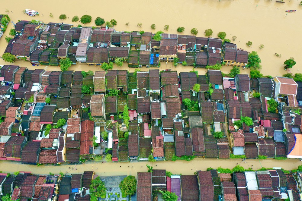 “Nước dâng, người không lùi” - Hội An kiên cường trong mưa lũ - Ảnh 7. “Nước dâng, người không lùi” - Hội An kiên cường trong mưa lũ - Ảnh 7.
