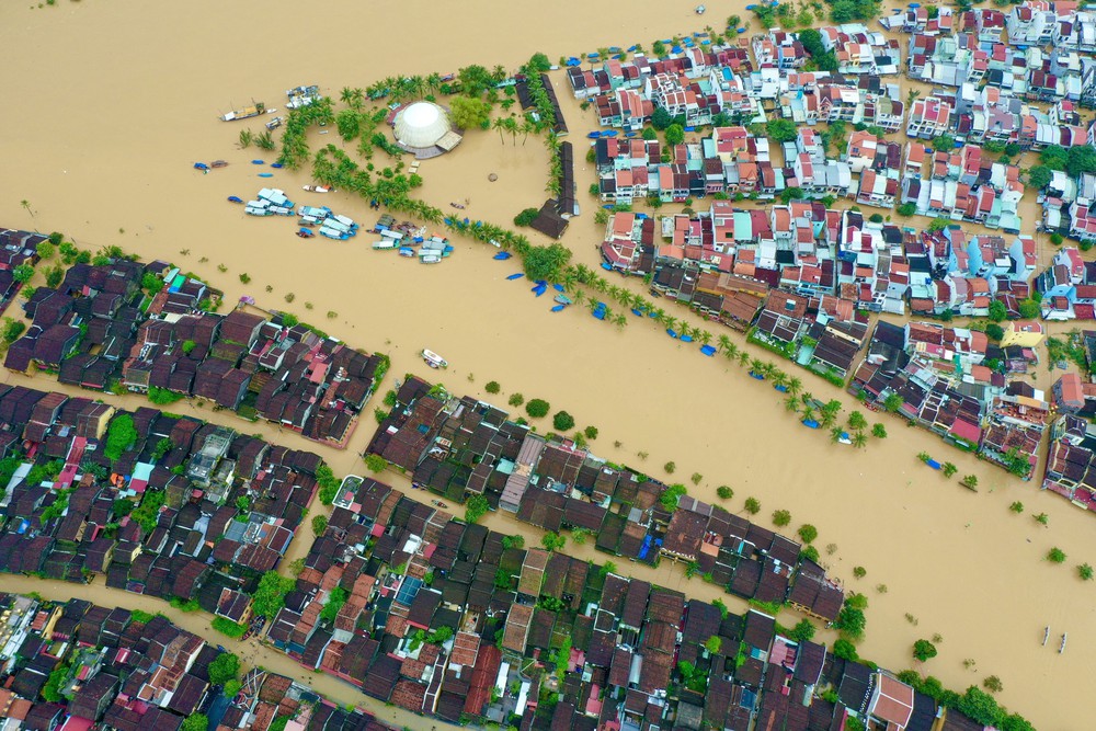 “Nước dâng, người không lùi” - Hội An kiên cường trong mưa lũ - Ảnh 5. “Nước dâng, người không lùi” - Hội An kiên cường trong mưa lũ - Ảnh 5.