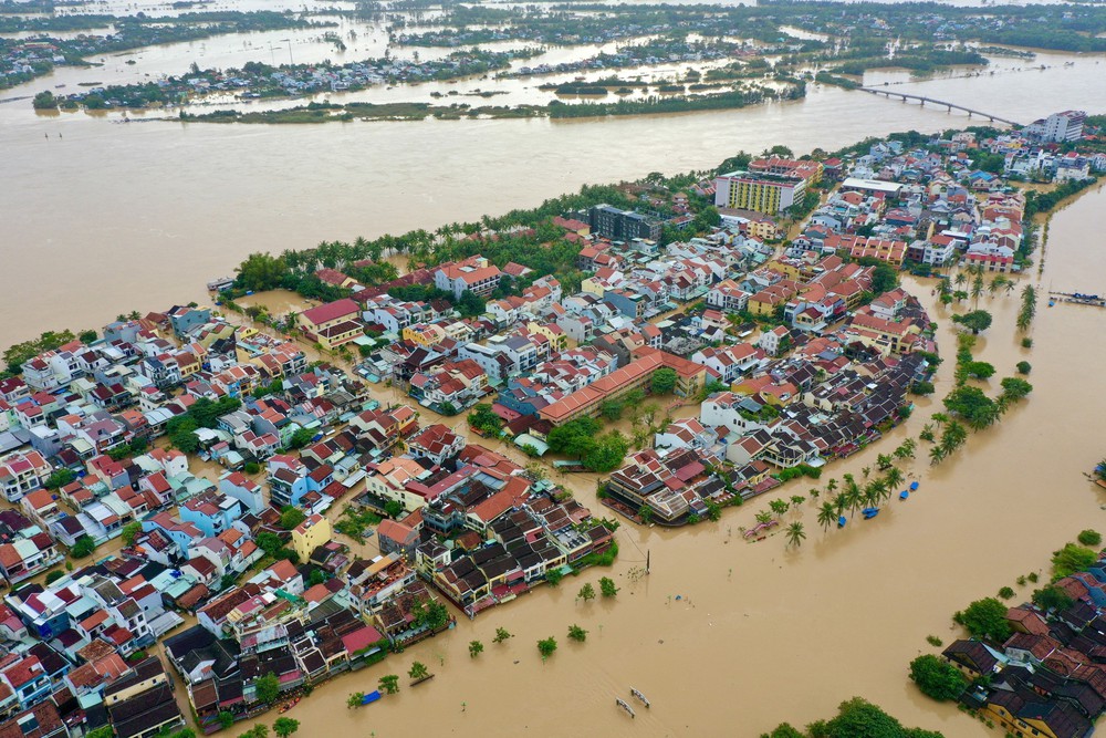 “Nước dâng, người không lùi” - Hội An kiên cường trong mưa lũ - Ảnh 4. “Nước dâng, người không lùi” - Hội An kiên cường trong mưa lũ - Ảnh 4.