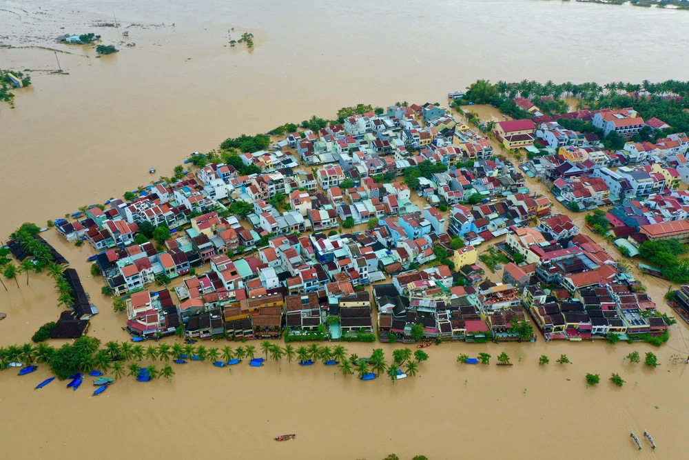 “Nước dâng, người không lùi” - Hội An kiên cường trong mưa lũ - Ảnh 6. “Nước dâng, người không lùi” - Hội An kiên cường trong mưa lũ - Ảnh 6.