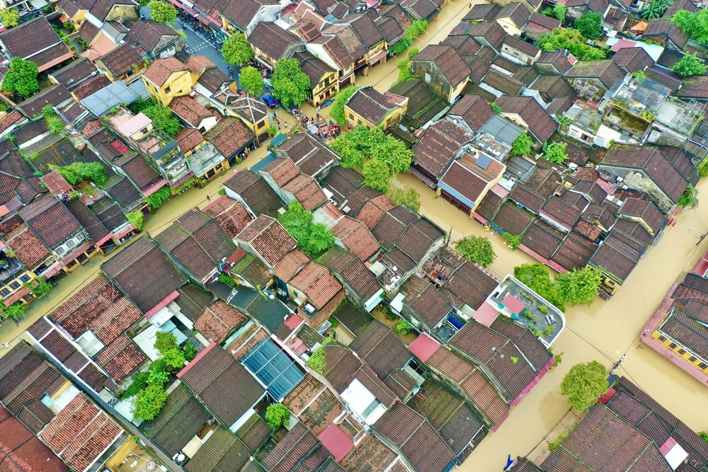 “Nước dâng, người không lùi” - Hội An kiên cường trong mưa lũ - Ảnh 3. “Nước dâng, người không lùi” - Hội An kiên cường trong mưa lũ - Ảnh 3.