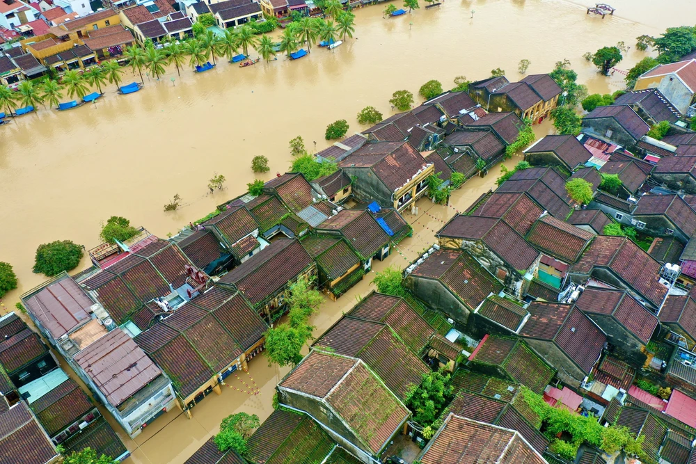 “Nước dâng, người không lùi” - Hội An kiên cường trong mưa lũ - Ảnh 10. “Nước dâng, người không lùi” - Hội An kiên cường trong mưa lũ - Ảnh 10.