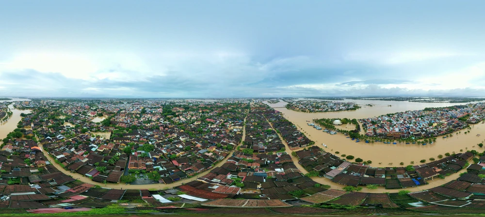 “Nước dâng, người không lùi” - Hội An kiên cường trong mưa lũ - Ảnh 2. “Nước dâng, người không lùi” - Hội An kiên cường trong mưa lũ - Ảnh 2.