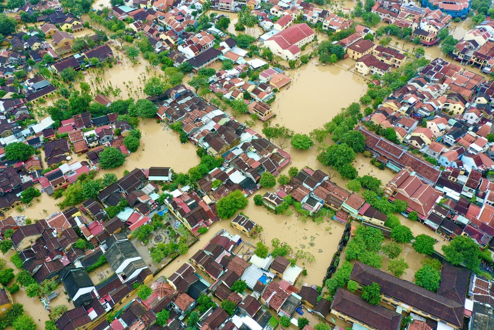 “Nước dâng, người không lùi” - Hội An kiên cường trong mưa lũ - Ảnh 1. “Nước dâng, người không lùi” - Hội An kiên cường trong mưa lũ - Ảnh 1.