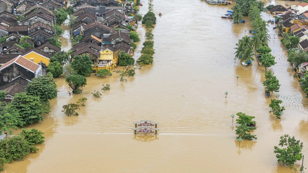 Xót xa hình ảnh Phố cổ Hội An bị ngập sâu trong mưa lũ lịch sử - Ảnh 5. Xót xa hình ảnh Phố cổ Hội An bị ngập sâu trong mưa lũ lịch sử - Ảnh 5.