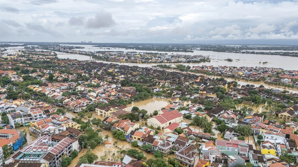 Xót xa hình ảnh Phố cổ Hội An bị ngập sâu trong mưa lũ lịch sử - Ảnh 4. Xót xa hình ảnh Phố cổ Hội An bị ngập sâu trong mưa lũ lịch sử - Ảnh 4.