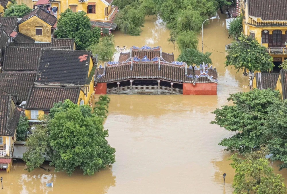 Xót xa hình ảnh Phố cổ Hội An bị ngập sâu trong mưa lũ lịch sử - Ảnh 2. Xót xa hình ảnh Phố cổ Hội An bị ngập sâu trong mưa lũ lịch sử - Ảnh 2.