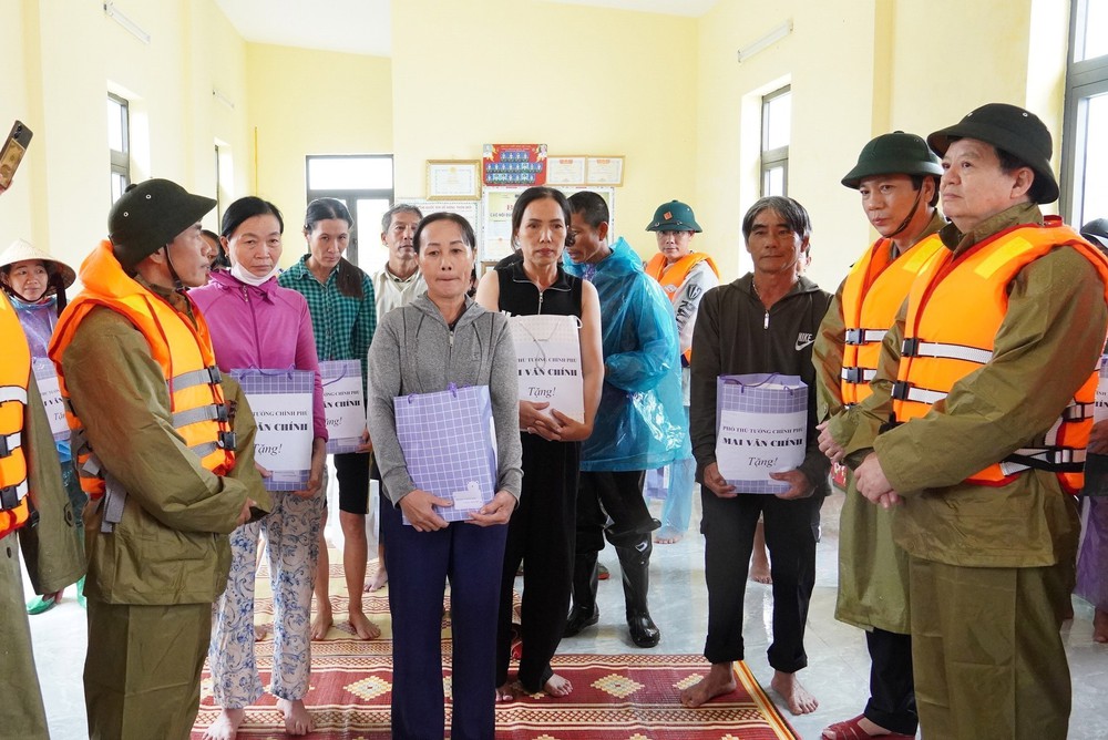 Phó Thủ tướng Chính phủ Mai Văn Chính thăm, động viên người dân vùng rốn lũ tại Quảng Trị - Ảnh 3. Phó Thủ tướng Chính phủ Mai Văn Chính thăm, động viên người dân vùng rốn lũ tại Quảng Trị - Ảnh 3.