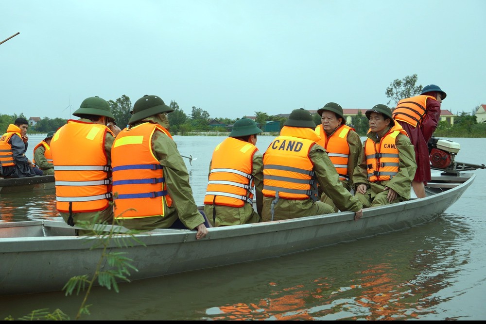 Phó Thủ tướng Chính phủ Mai Văn Chính thăm, động viên người dân vùng rốn lũ tại Quảng Trị - Ảnh 4. Phó Thủ tướng Chính phủ Mai Văn Chính thăm, động viên người dân vùng rốn lũ tại Quảng Trị - Ảnh 4.