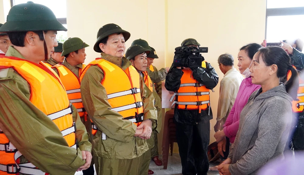 Phó Thủ tướng Chính phủ Mai Văn Chính thăm, động viên người dân vùng rốn lũ tại Quảng Trị - Ảnh 1. Phó Thủ tướng Chính phủ Mai Văn Chính thăm, động viên người dân vùng rốn lũ tại Quảng Trị - Ảnh 1.