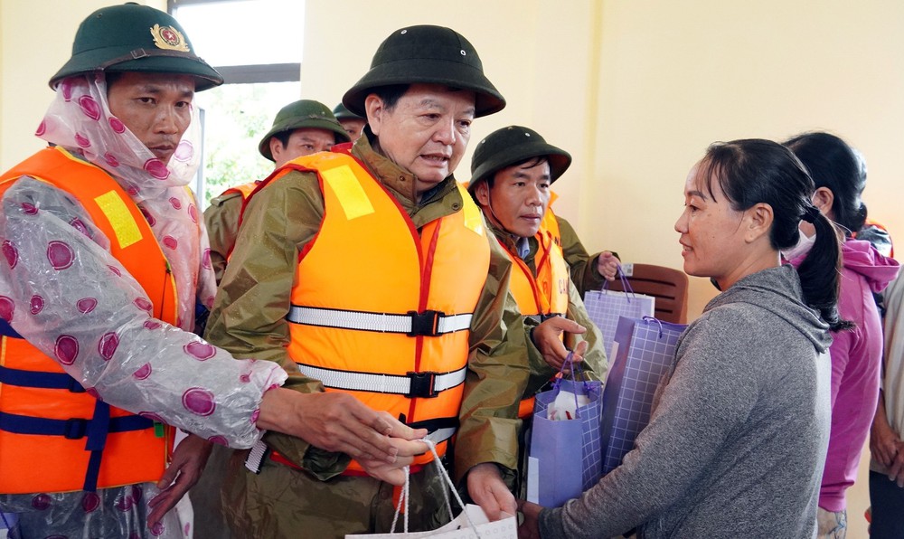 Phó Thủ tướng Chính phủ Mai Văn Chính thăm, động viên người dân vùng rốn lũ tại Quảng Trị - Ảnh 2. Phó Thủ tướng Chính phủ Mai Văn Chính thăm, động viên người dân vùng rốn lũ tại Quảng Trị - Ảnh 2.