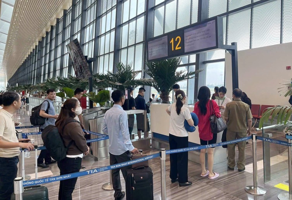 Vietnam Airlines sẽ thu phí hành lý xách tay quá cước tại cửa ra tàu bay từ ngày 3/11 - Ảnh 1. Vietnam Airlines sẽ thu phí hành lý xách tay quá cước tại cửa ra tàu bay từ ngày 3/11 - Ảnh 1.