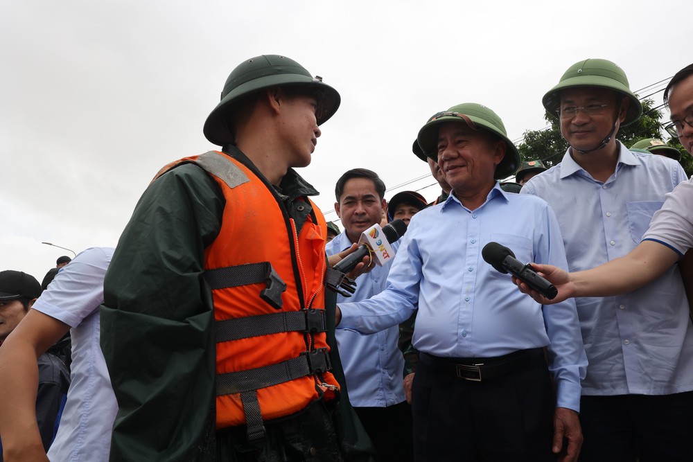 Không để người dân bị thiếu thốn, bị cô lập trong thiên tai - Ảnh 1.