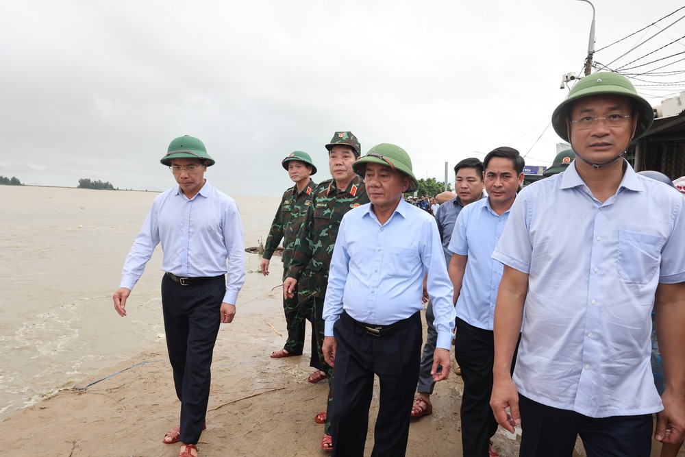 Không để người dân bị thiếu thốn, bị cô lập trong thiên tai - Ảnh 2.