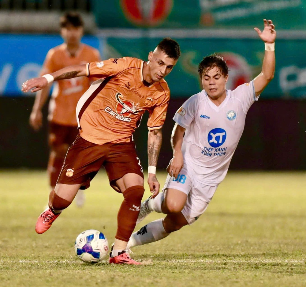 Đội bóng của bầu Đức ẩy đương kim vô địch xuống đáy vực   - Ảnh 1. Đội bóng của bầu Đức ẩy đương kim vô địch xuống đáy vực   - Ảnh 1.