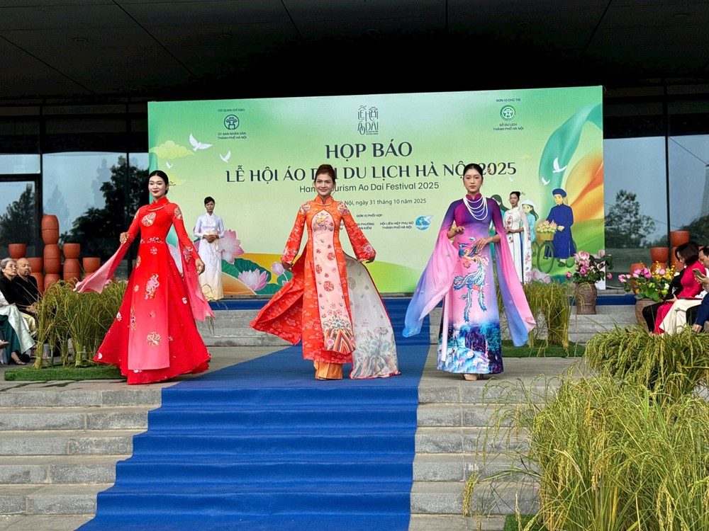 Hơn 1.000 người mặc áo dài diễu hành quanh Hồ Gươm tại Lễ hội Áo dài Du lịch Hà Nội 2025 - Ảnh 3. Hơn 1.000 người mặc áo dài diễu hành quanh Hồ Gươm tại Lễ hội Áo dài Du lịch Hà Nội 2025 - Ảnh 3.