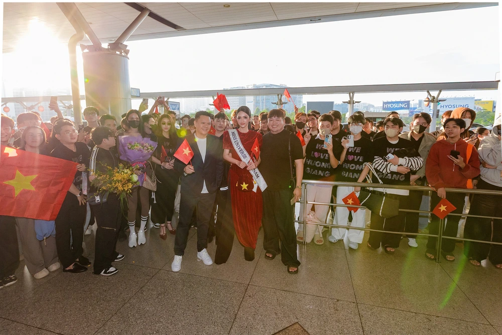 Hương Giang nhận sash, được fan tiễn sang Thái "chiến" Miss Universe - Ảnh 6. Hương Giang nhận sash, được fan tiễn sang Thái "chiến" Miss Universe - Ảnh 6.