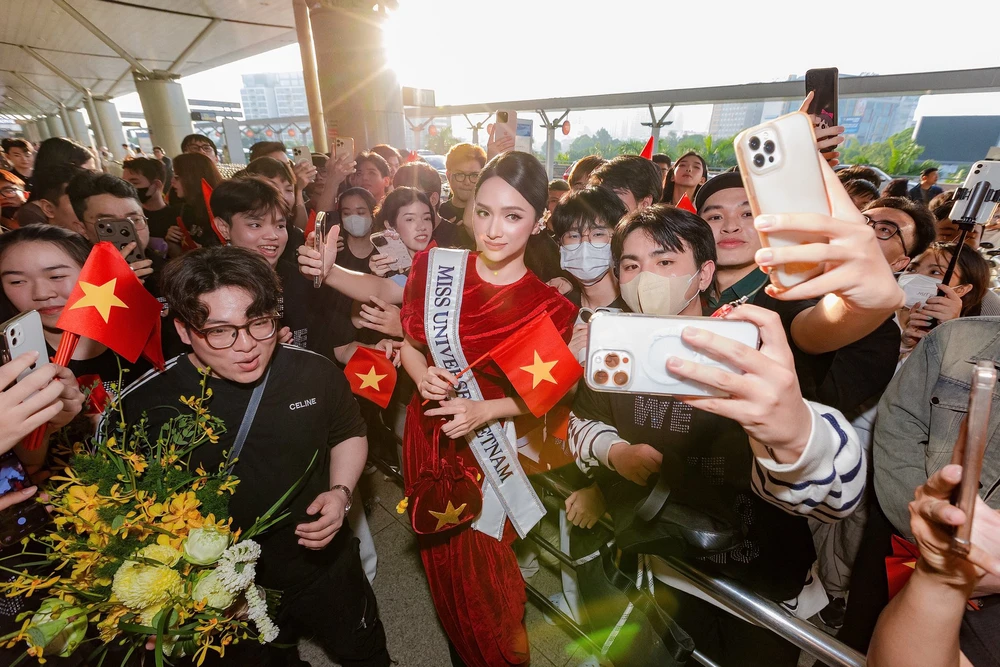 Hương Giang nhận sash, được fan tiễn sang Thái "chiến" Miss Universe - Ảnh 7. Hương Giang nhận sash, được fan tiễn sang Thái "chiến" Miss Universe - Ảnh 7.