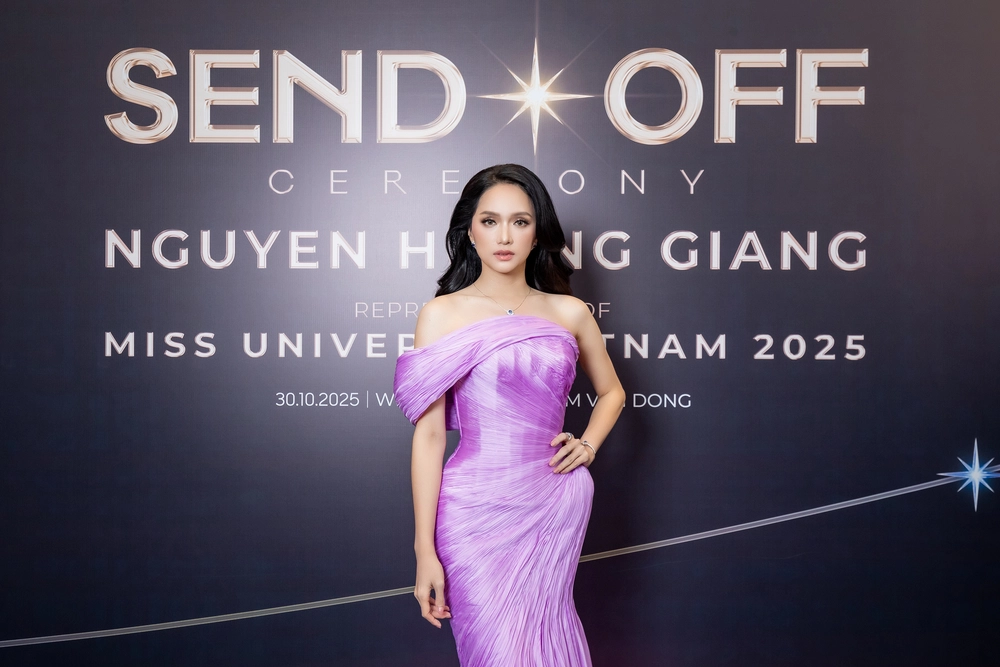 Hương Giang nhận sash, được fan tiễn sang Thái "chiến" Miss Universe - Ảnh 1. Hương Giang nhận sash, được fan tiễn sang Thái "chiến" Miss Universe - Ảnh 1.