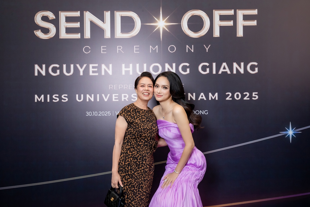 Hương Giang nhận sash, được fan tiễn sang Thái "chiến" Miss Universe - Ảnh 4. Hương Giang nhận sash, được fan tiễn sang Thái "chiến" Miss Universe - Ảnh 4.