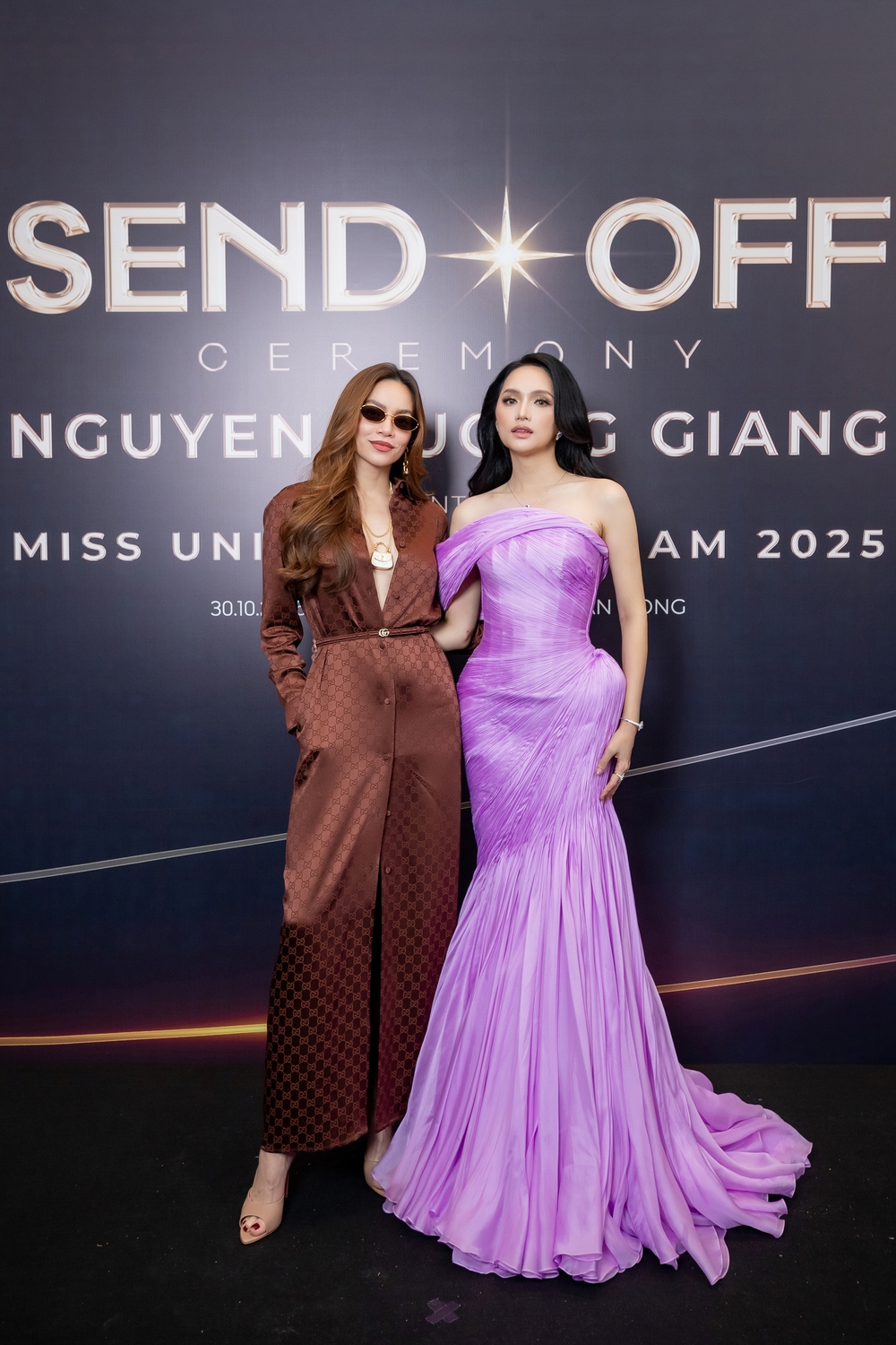 Hương Giang nhận sash, được fan tiễn sang Thái "chiến" Miss Universe - Ảnh 3. Hương Giang nhận sash, được fan tiễn sang Thái "chiến" Miss Universe - Ảnh 3.